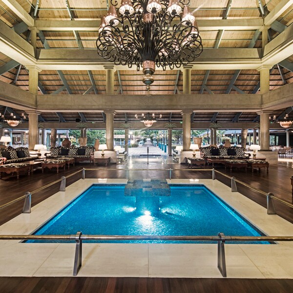 Hotels & Hotels &