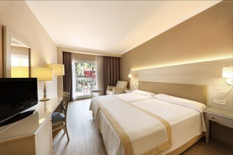 cama Habitación Doble vista piscina Iberostar Málaga Playa