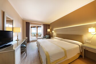 cama en habitación Doble vista mar en hotel Iberostar Málaga Playa