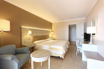 cama en habitación Doble vista mar en hotel Iberostar Málaga Playa