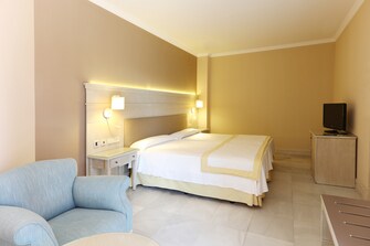 cama en habitación Senior Suite hotel Iberostar Málaga Playa