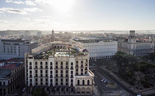 un gran edificio blanco en una ciudad