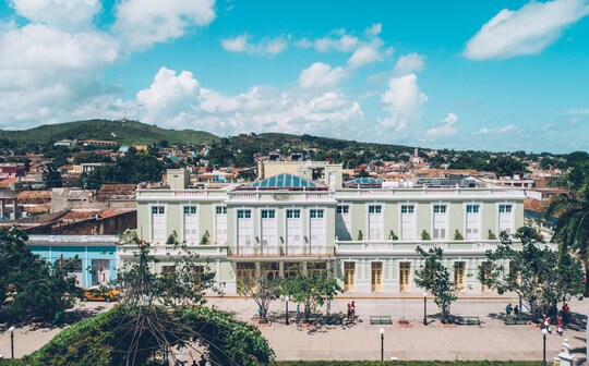 ein großes weißes Gebäude in einer Stadt