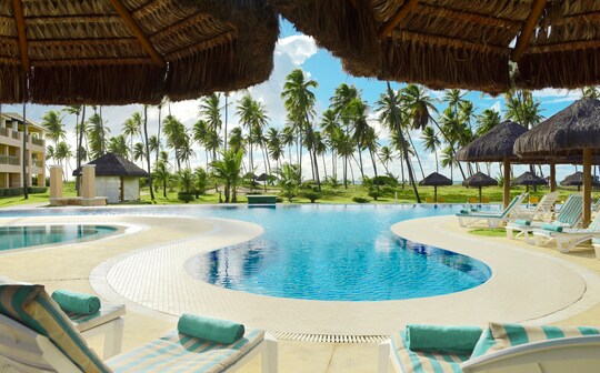 una piscina de agua