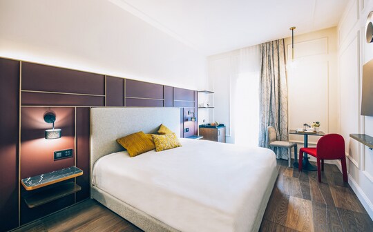 une chambre avec un lit dans une chambre