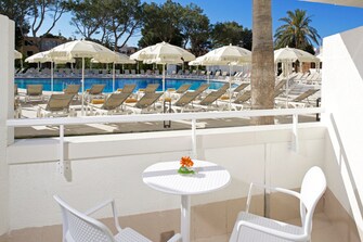 balcón habitación doble vista piscina en hotel Iberostar Cristina