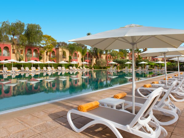 Best Hotels In Marrakech Iberostar Club Palmeraie Tumbonas Junto A La Piscina Del Hotel Iberostar Club Palmeraie Marrakech