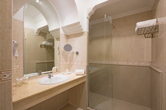 Cuarto de baño de una habitación Doble del hotel Iberostar Club Palmeraie Marrakech