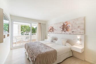 habitación doble vista piscina en hotel Iberostar Cristina