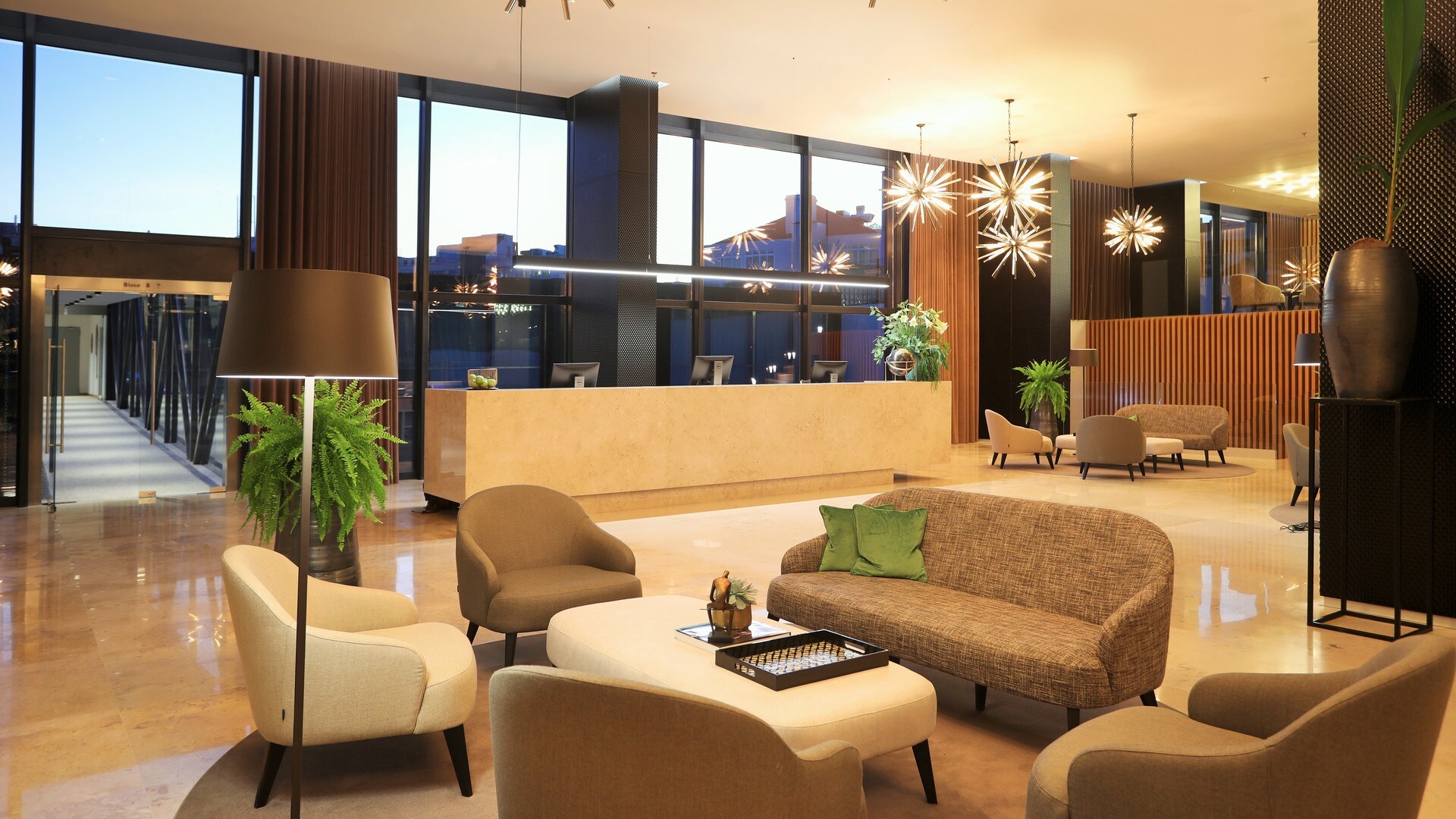 uma sala de estar cheia de móveis e uma grande janela