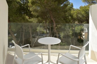 balcón en habitación doble vista jardín en hotel Iberostar Cristina