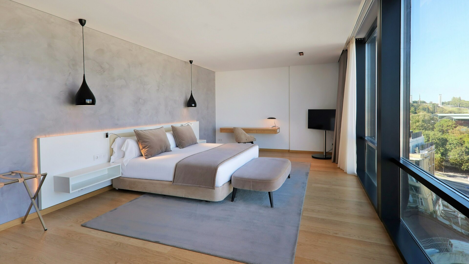 um quarto com uma cama em um quarto