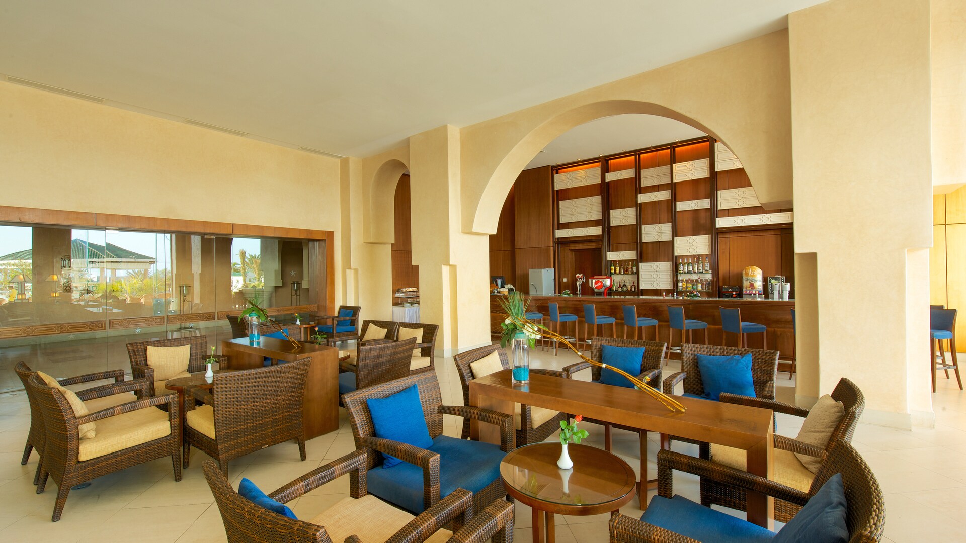 una sala de estar llena de muebles y una gran ventana