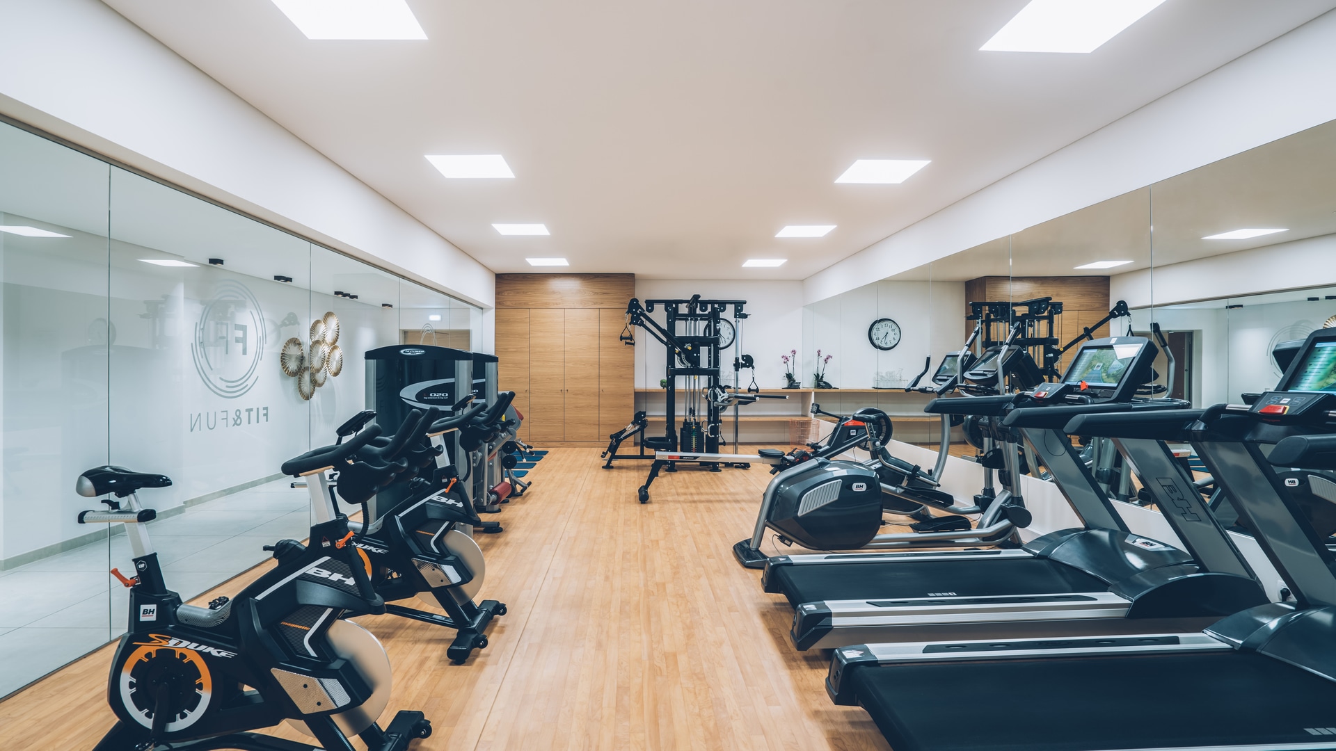 uma sala cheia de móveis e uma tv