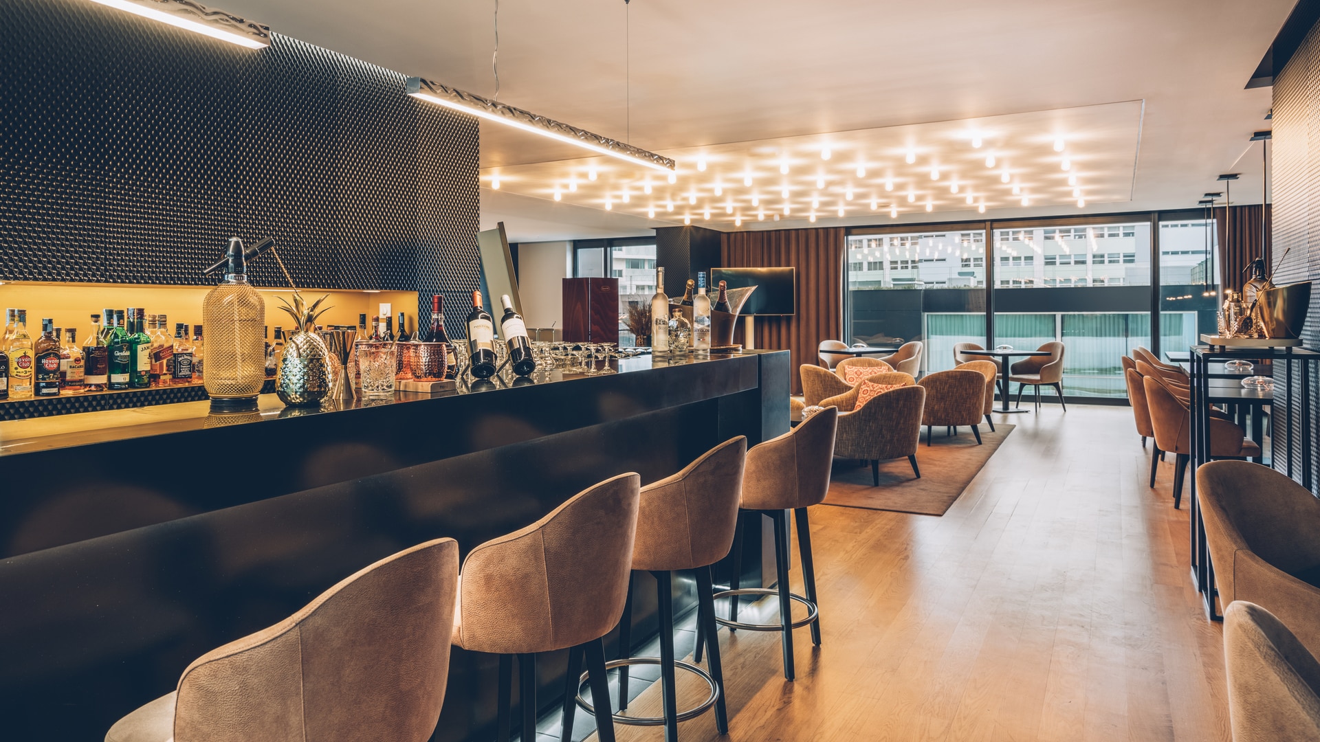 uma sala de estar cheia de móveis e uma grande janela