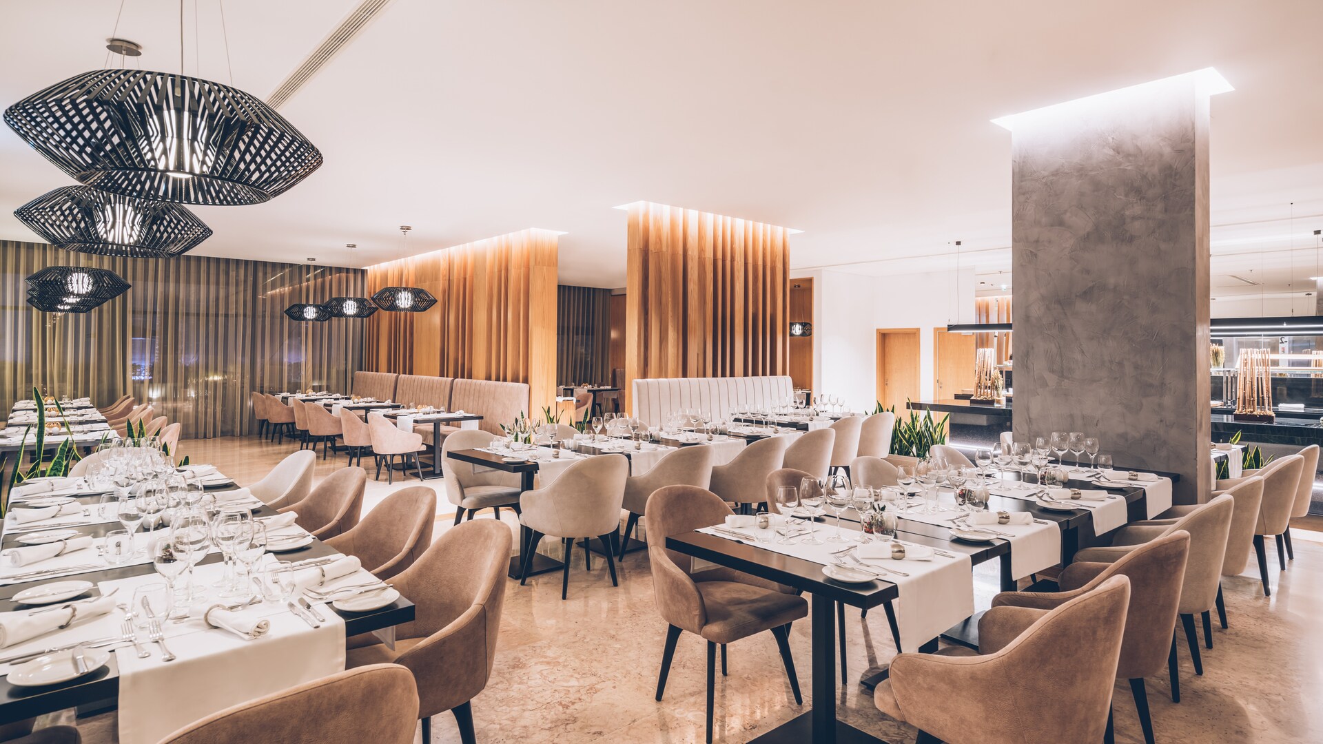 uma mesa de sala de jantar