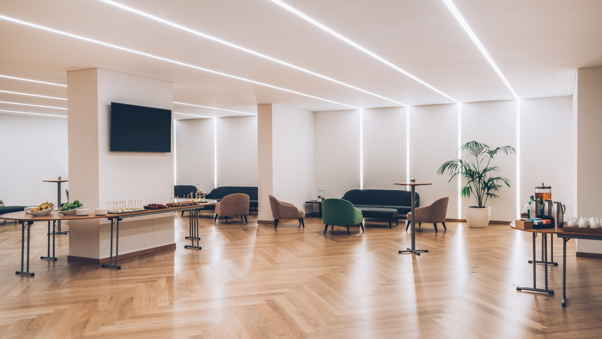 uma sala de estar cheia de móveis em cima de um piso de madeira dura