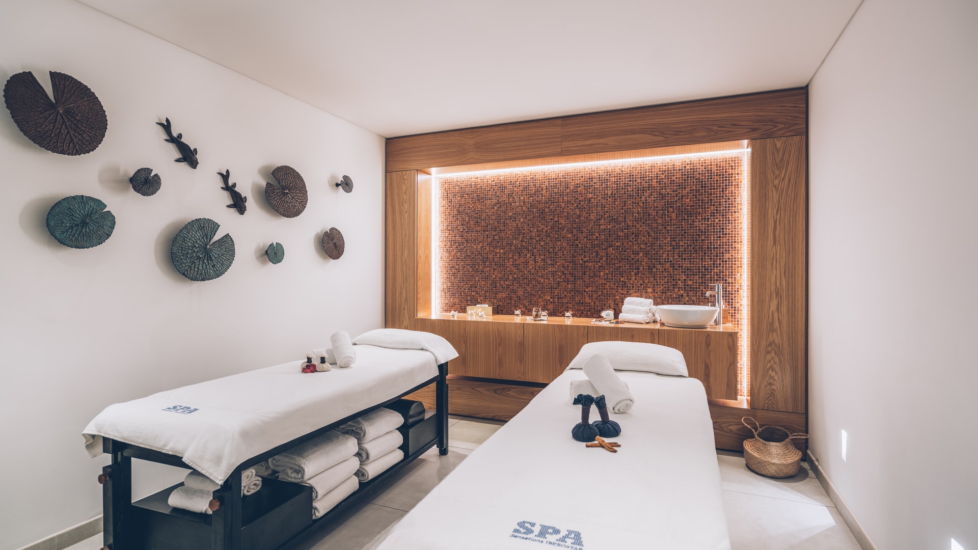 um quarto com uma cama e um espelho