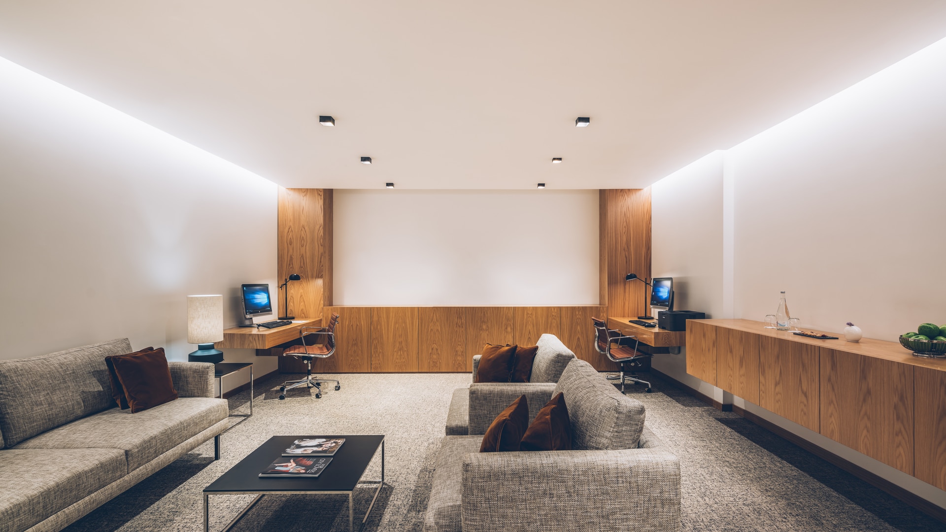 uma sala de estar cheia de móveis e uma tv