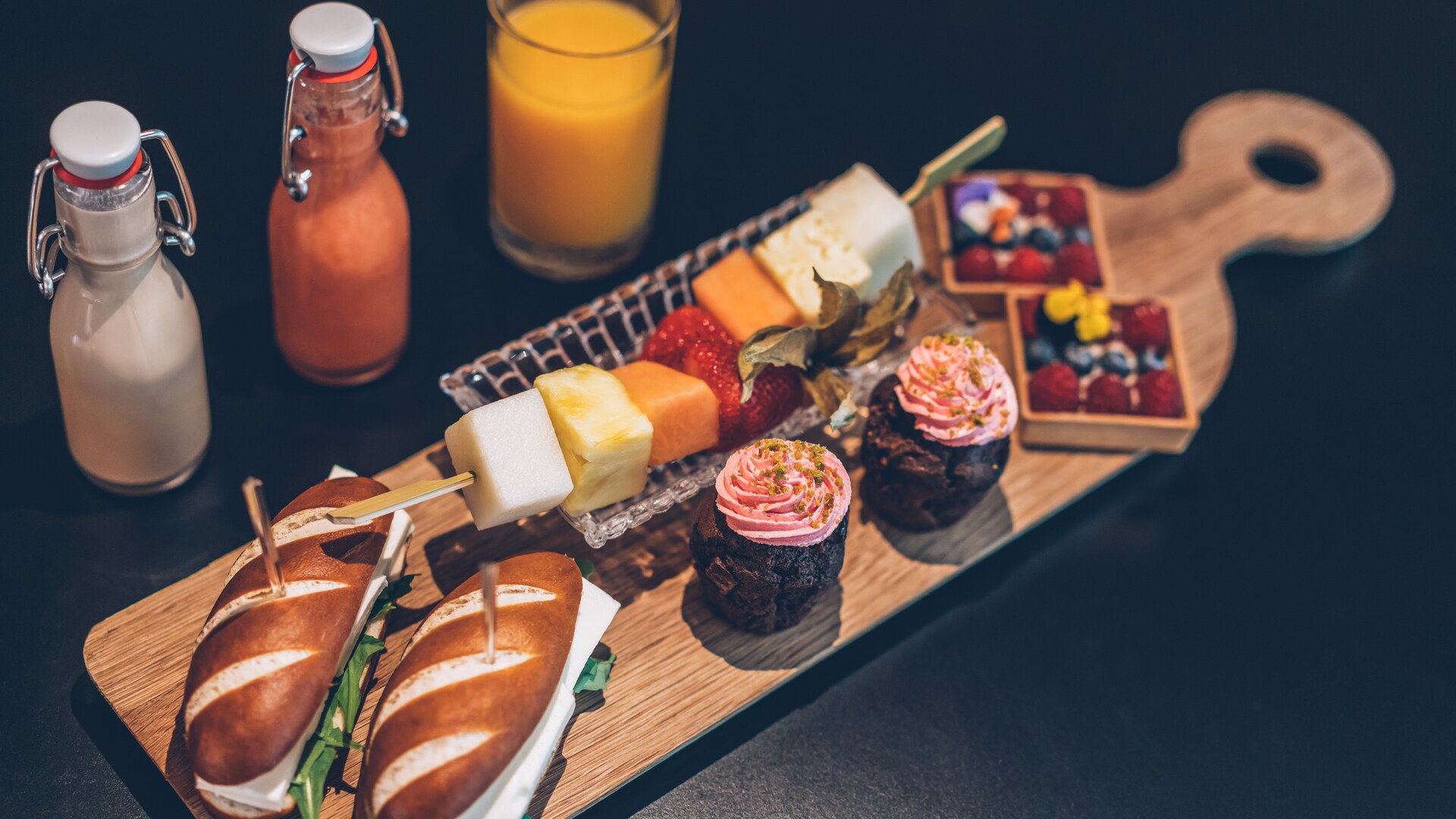 uma bandeja de comida e uma xícara de café em uma mesa