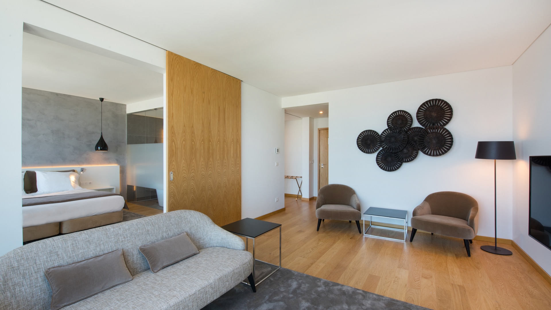 uma sala de estar cheia de móveis e uma cama