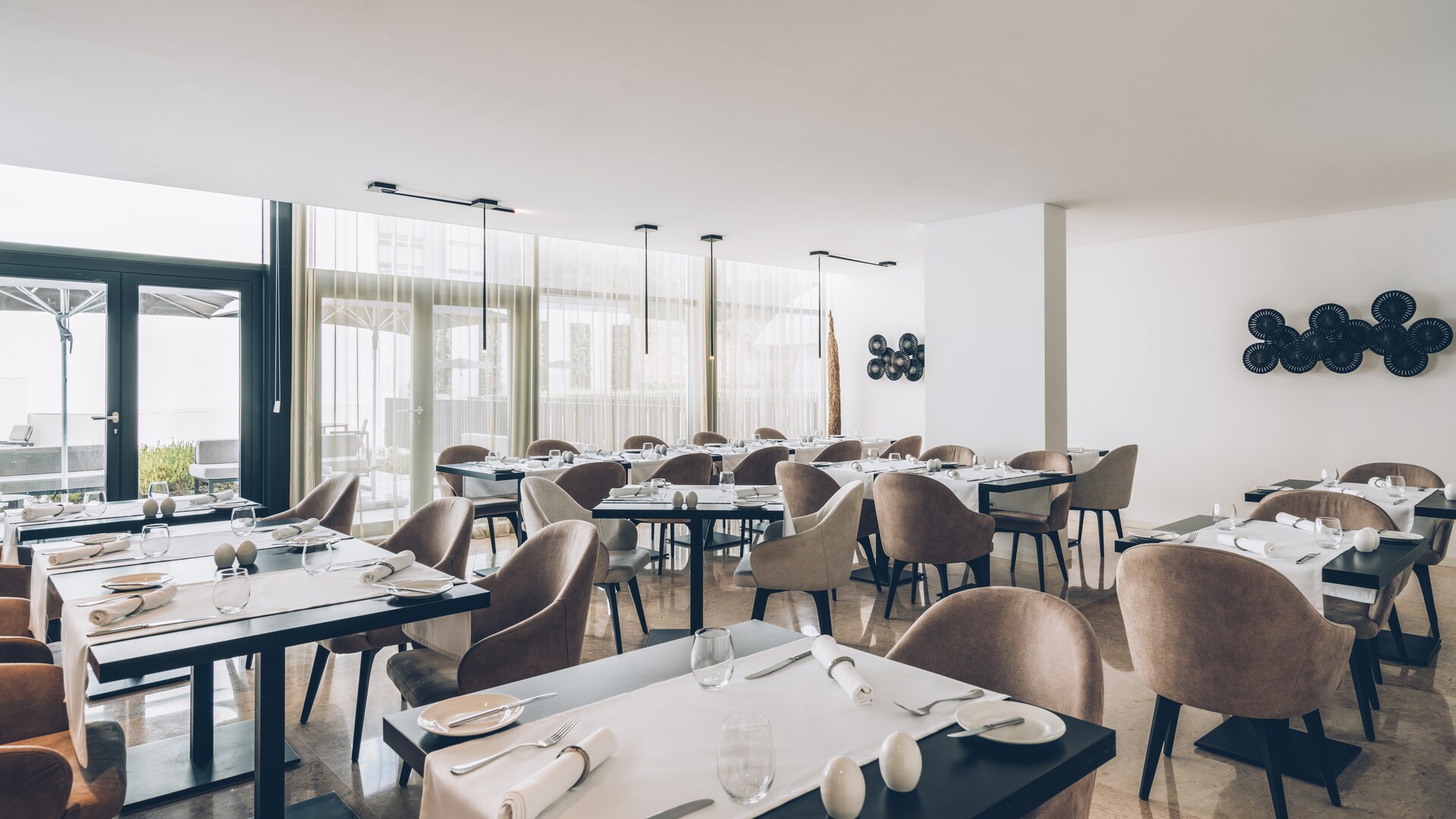 uma mesa de sala de jantar