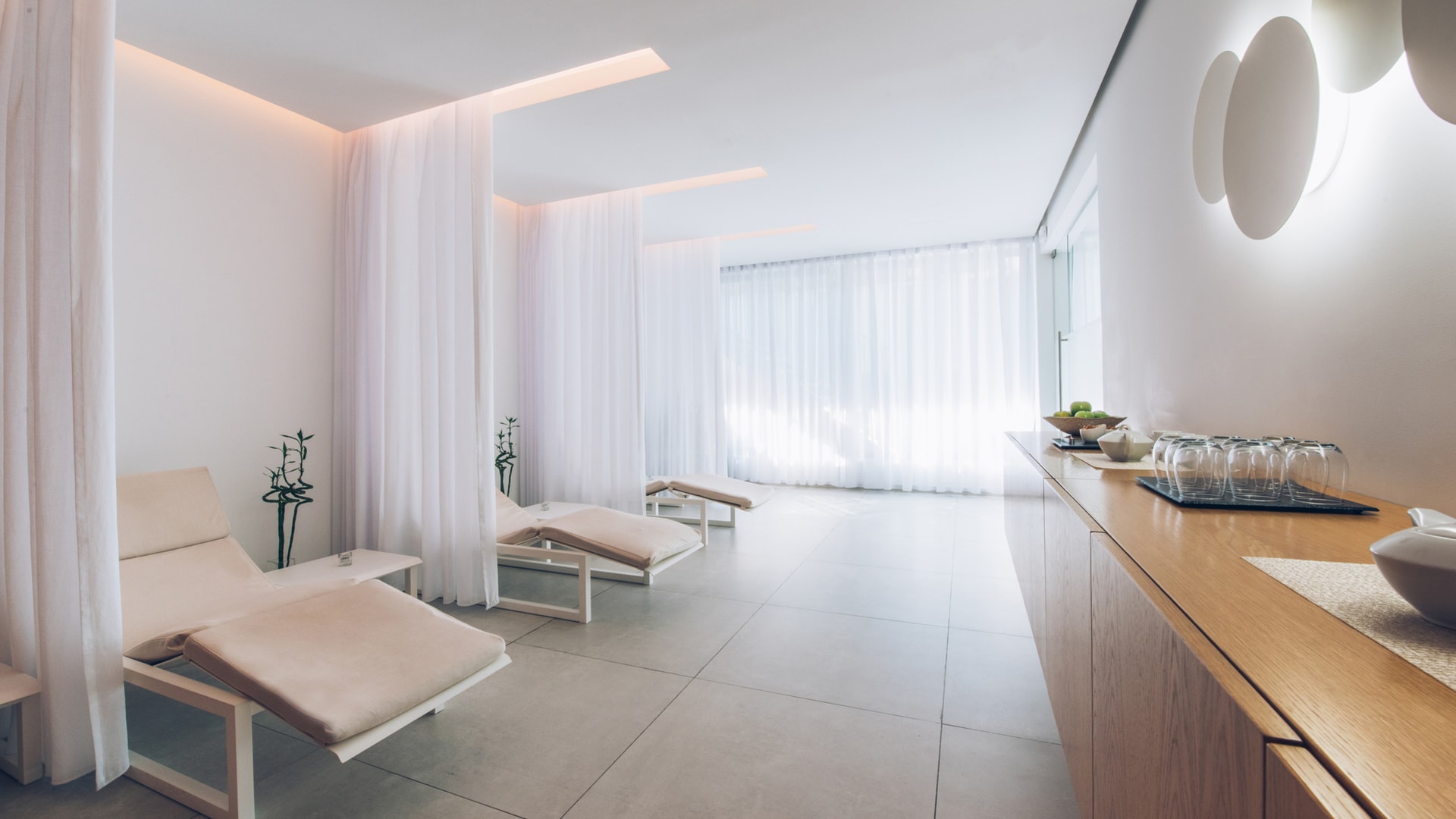 uma sala com um piso de madeira