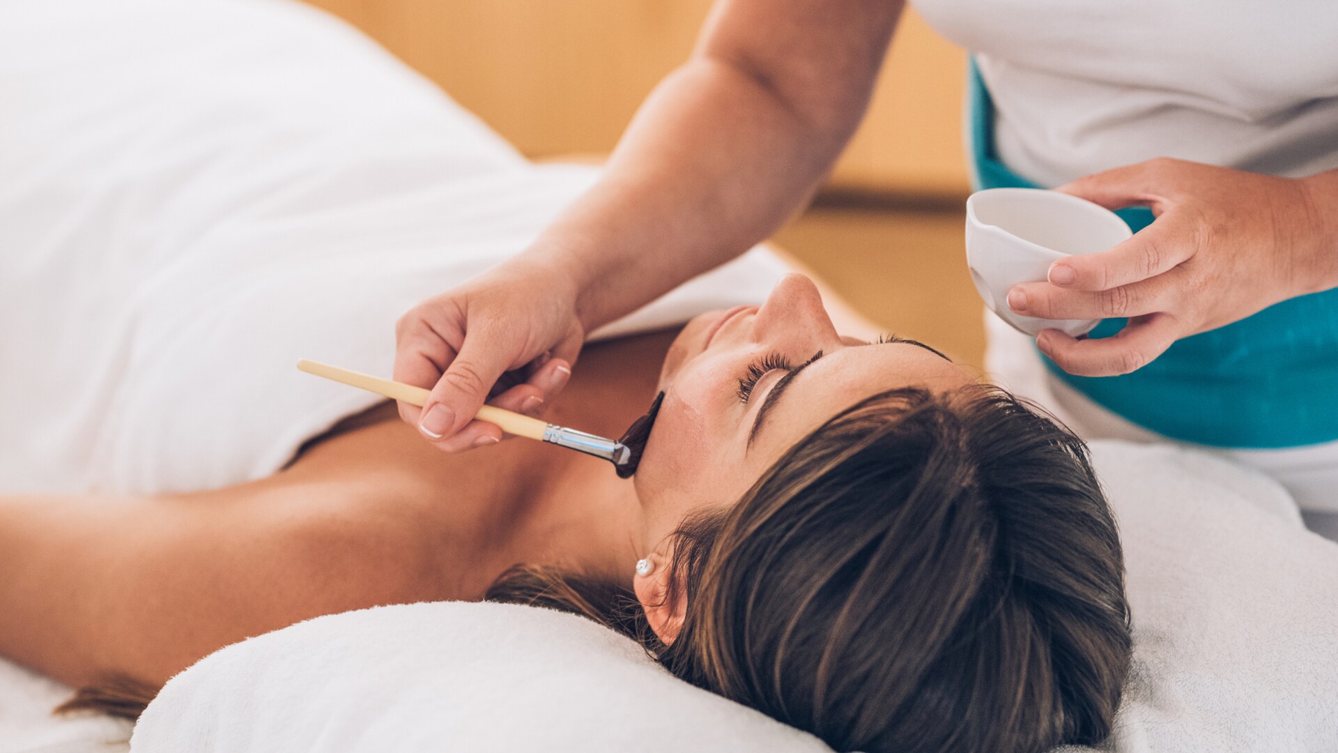 uma mulher sentada em uma cama