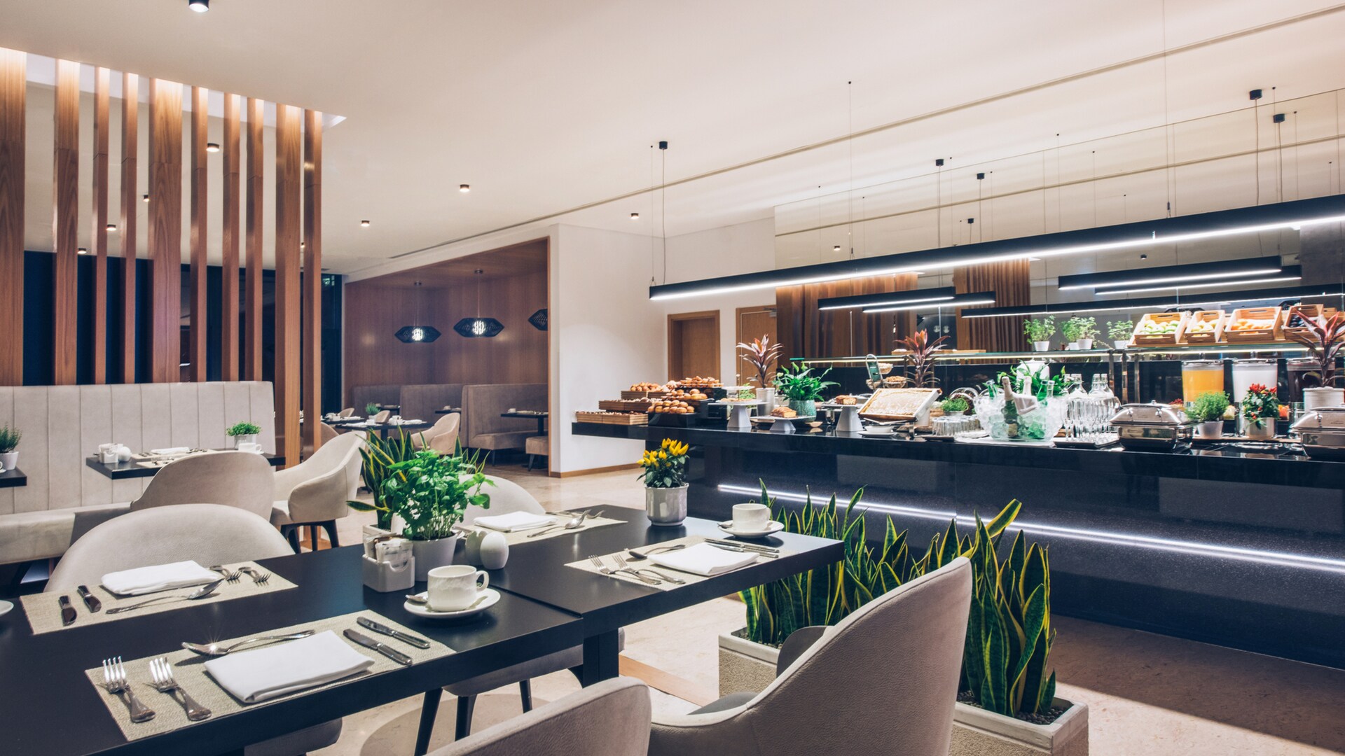 uma sala cheia de móveis e uma grande janela