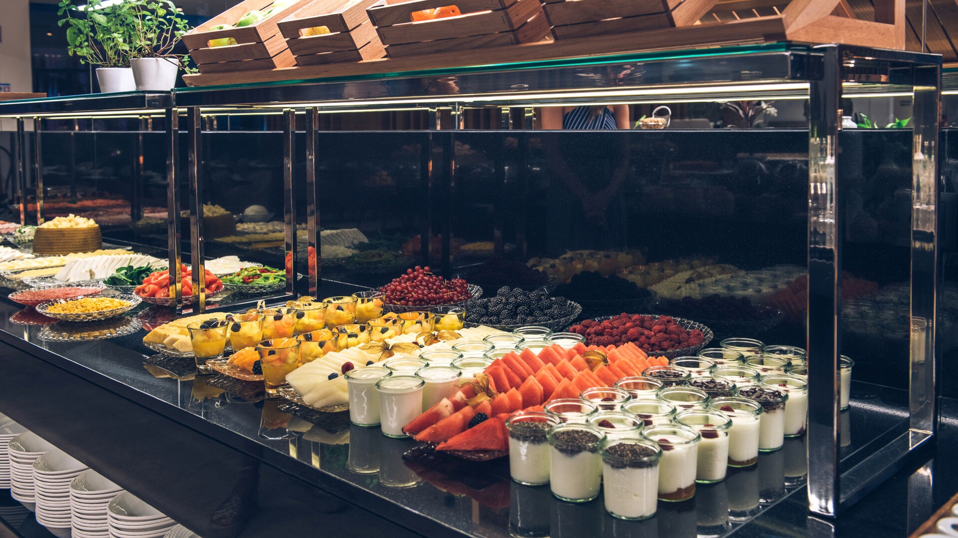 um monte de comida está em exibição em uma loja