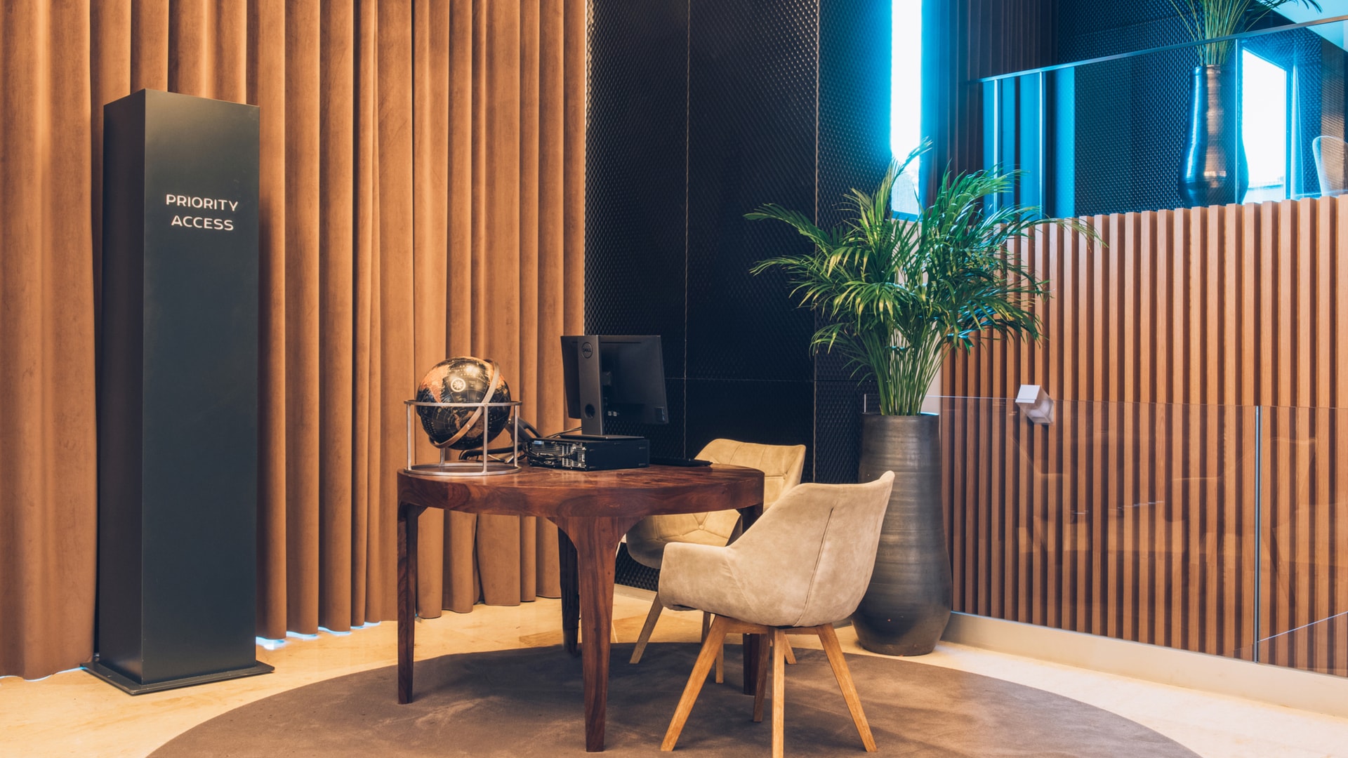 uma mesa de jantar na frente de uma janela