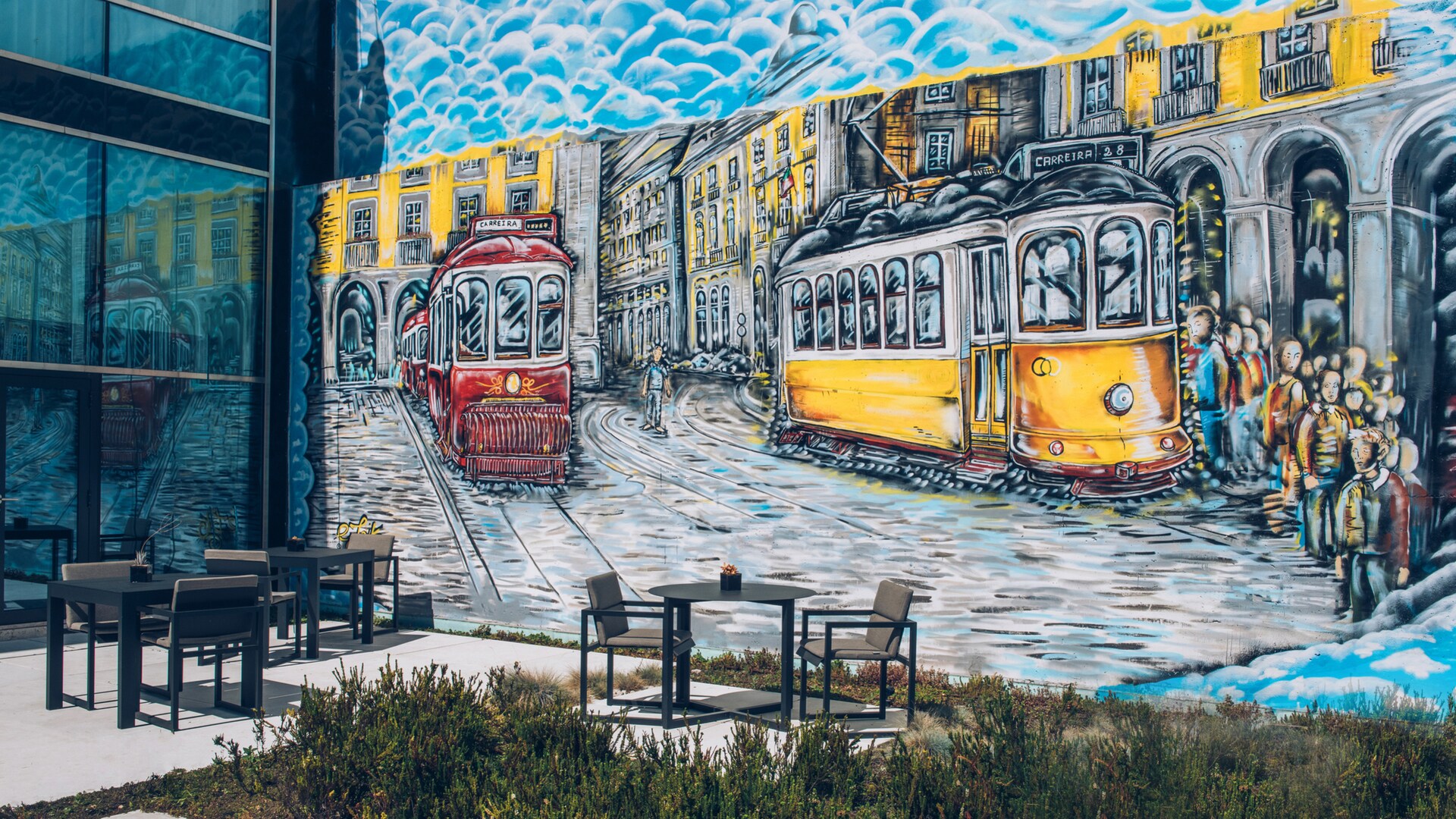 um ônibus escolar amarelo estacionado em frente a um prédio