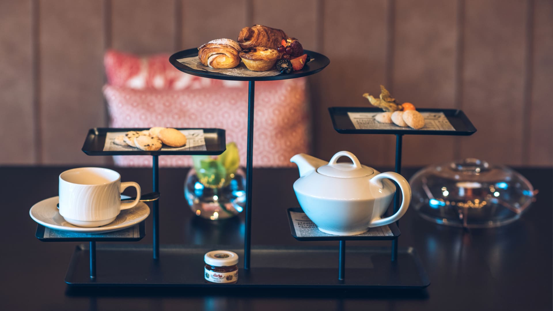 uma mesa coberta com pratos de comida