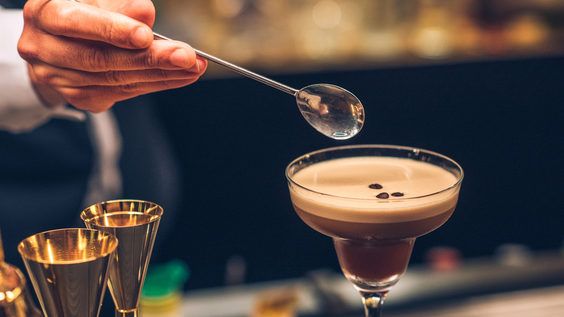 um close-up de uma taça de vinho