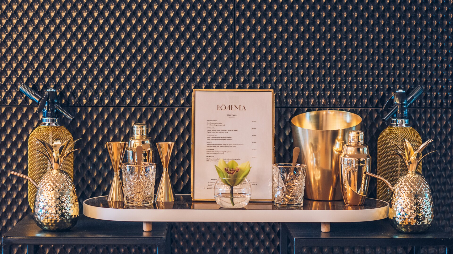 um grupo de garrafas de vidro em uma mesa