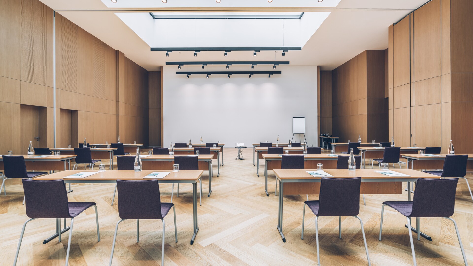 uma mesa de sala de jantar