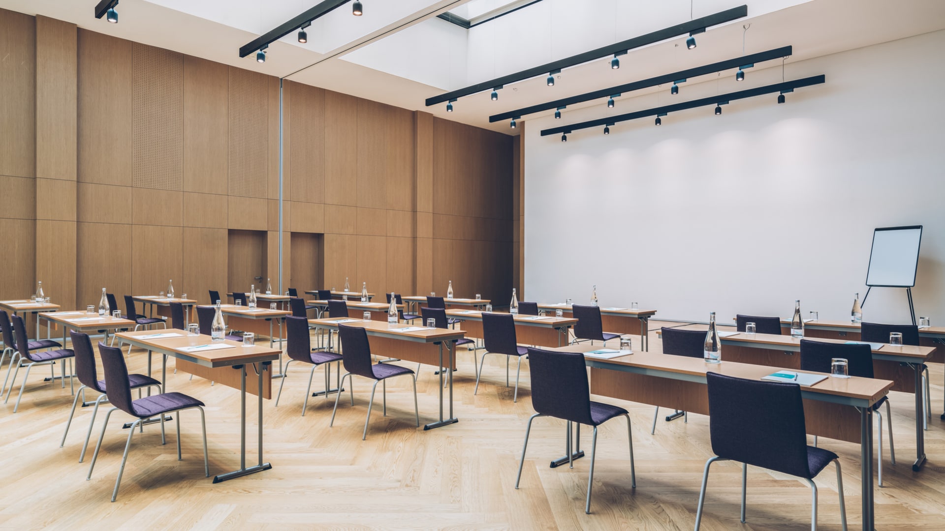 uma mesa de sala de jantar