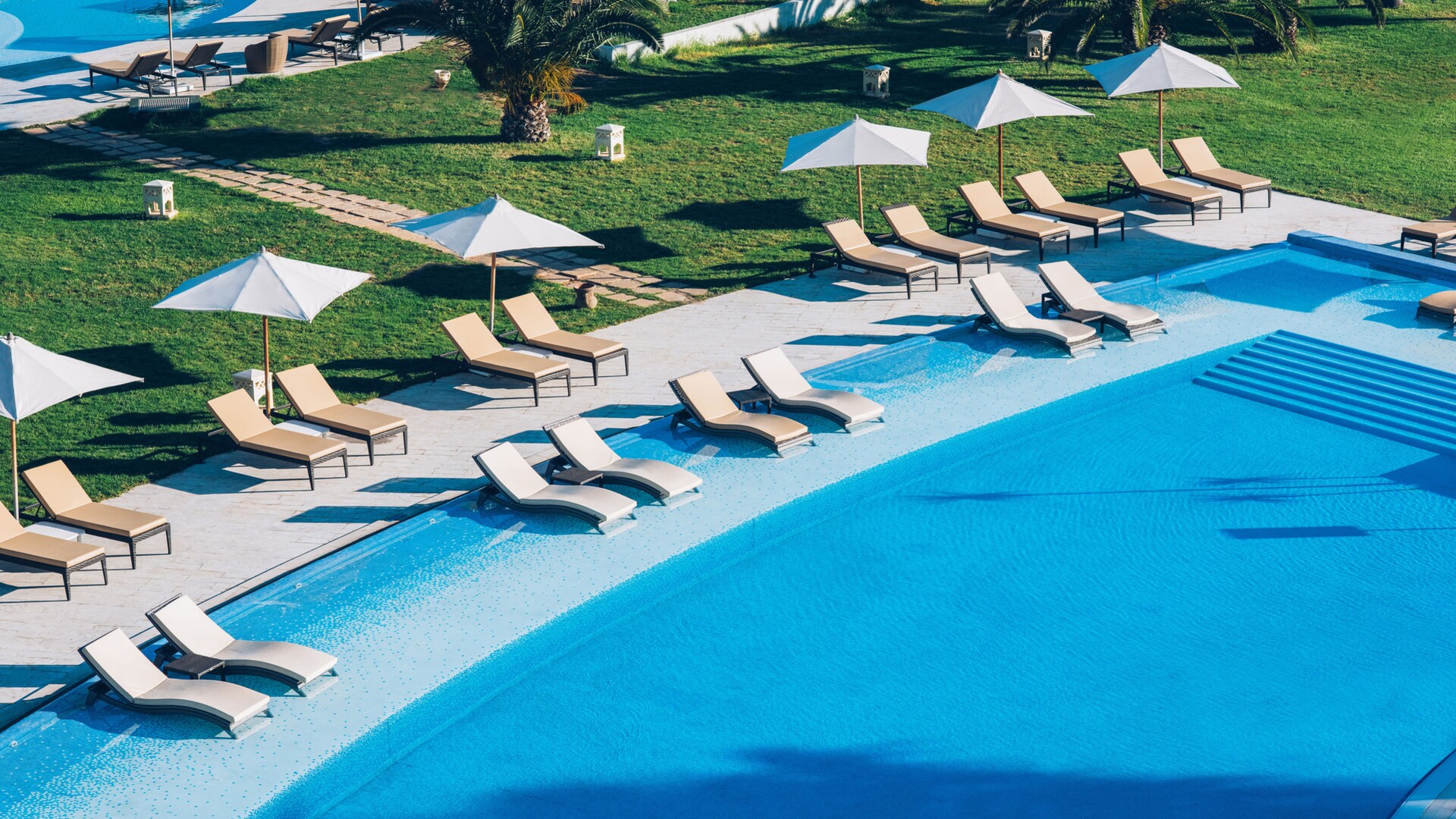 un gruppo di sedie a sdraio seduti sulla cima di una spiaggia