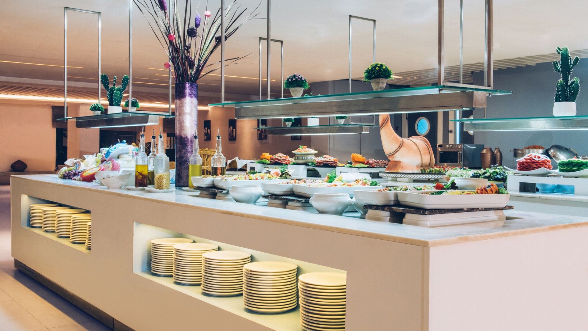 un mucchio di elementi che sono su un tavolo