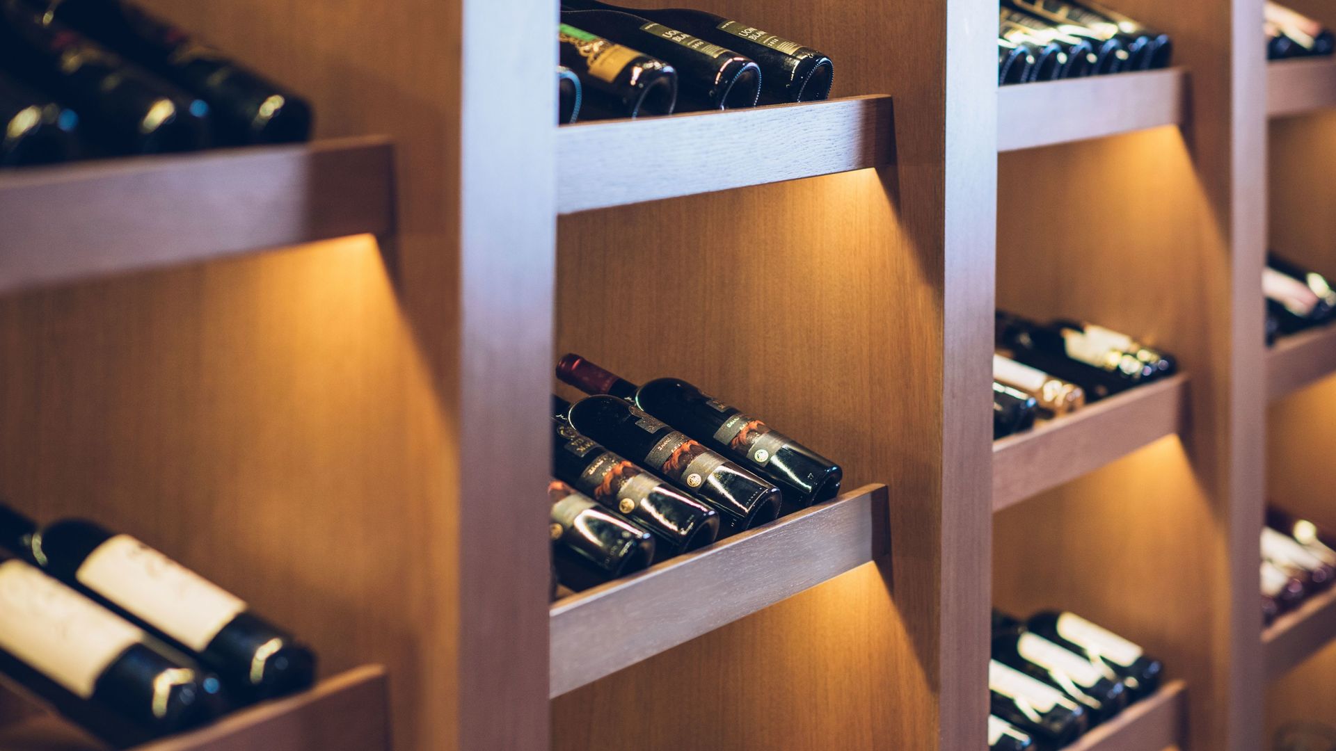 una lampada che si trova su un tavolo