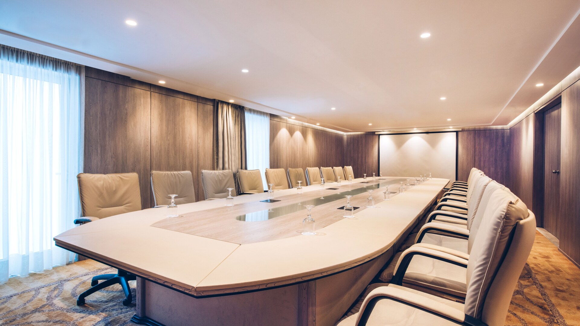 una grande vasca bianca accanto a un lavandino