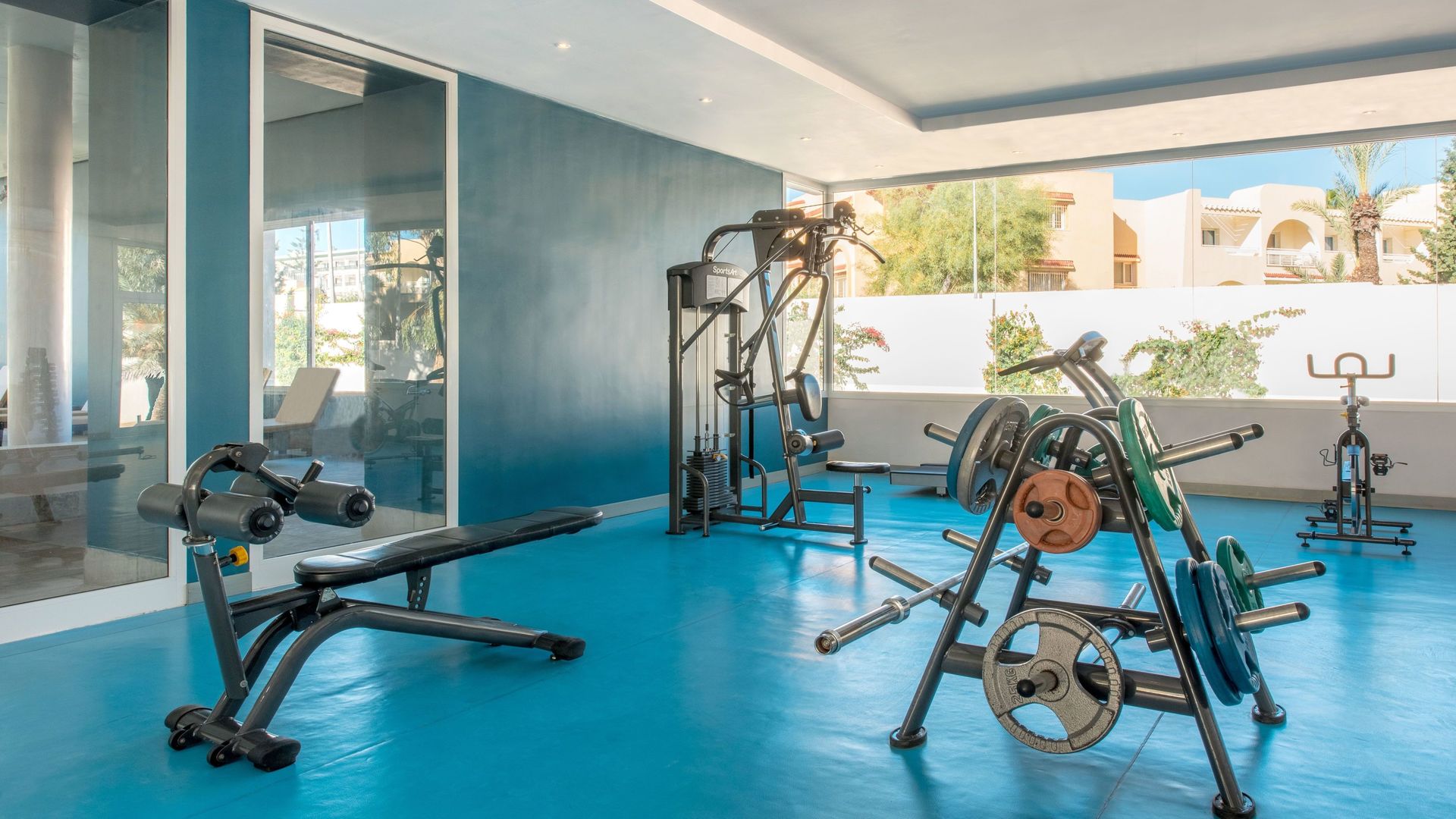 una pozza d'acqua blu