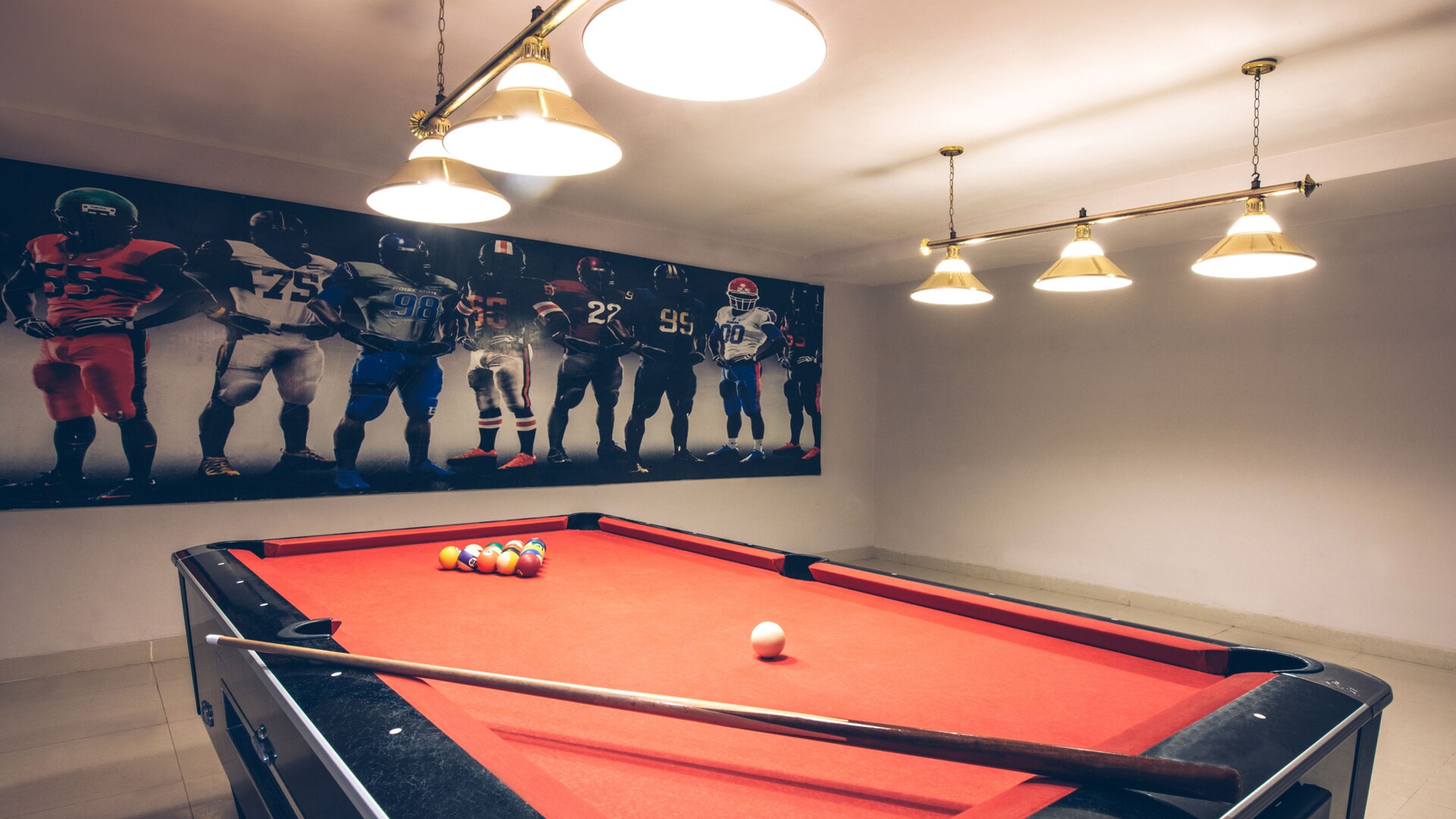 una stanza piena di mobili e una palla rossa