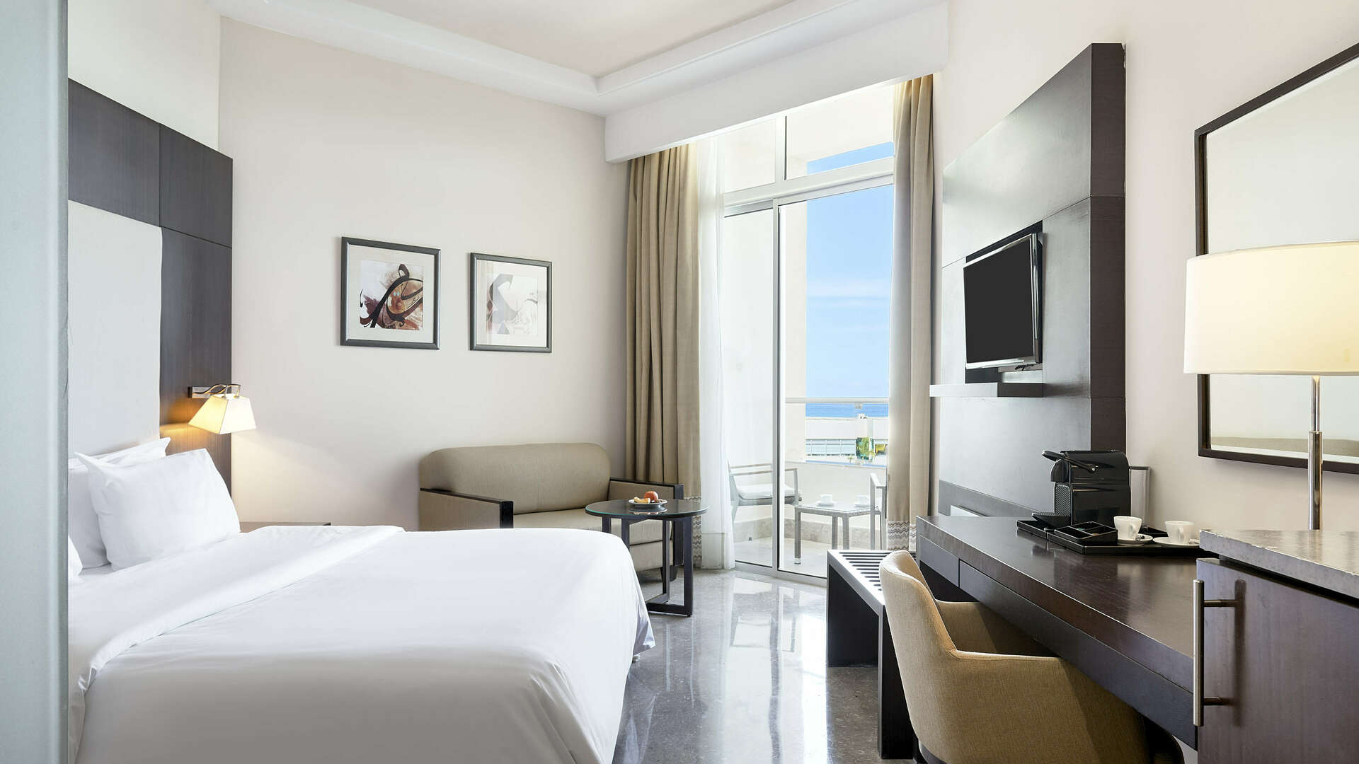 una tv a schermo piatto seduta in una stanza