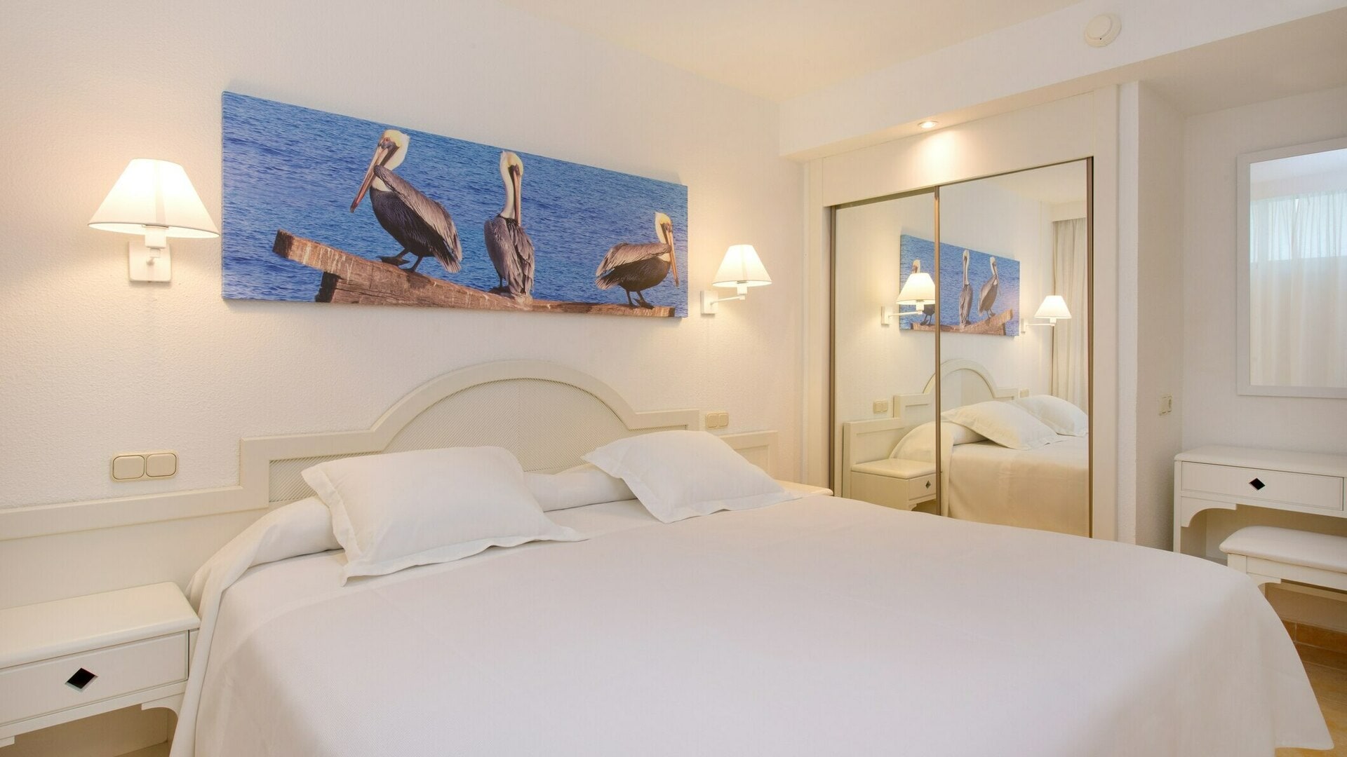 un dormitorio con una cama y un espejo
